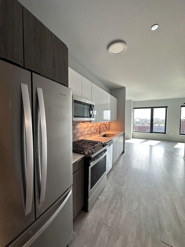 Building Photo - 0 bedroom in Chicago IL 60613 Unit 830