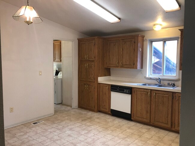 Photo - 301 NW Webb St