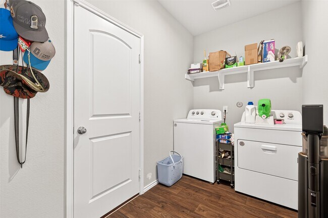 Photo - 2315 Spruce Clf Ln