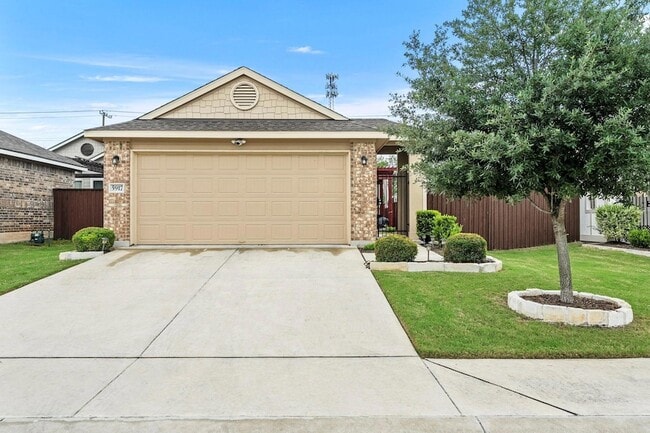 Building Photo - 5917 Principale Dr