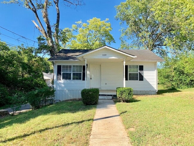 Pet-Friendly 2-Bedroom Home with Deck - Pet-Friendly 2-Bedroom Home with Deck