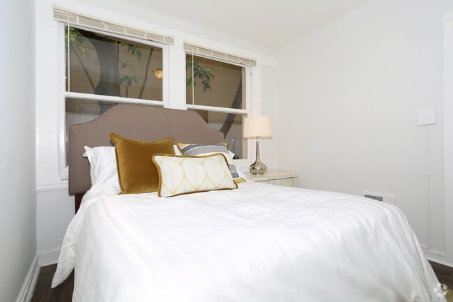 2BR, 1BA Room 2 - 635 Ellis