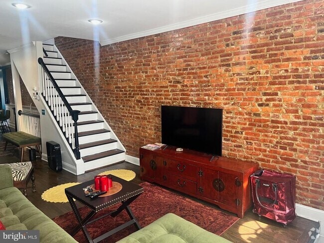 Building Photo - 211 S Robinson St Rental