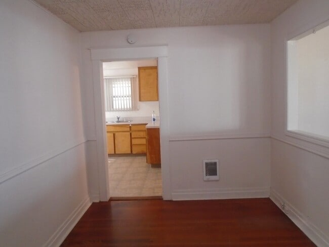 Photo - 435 Wilson St S