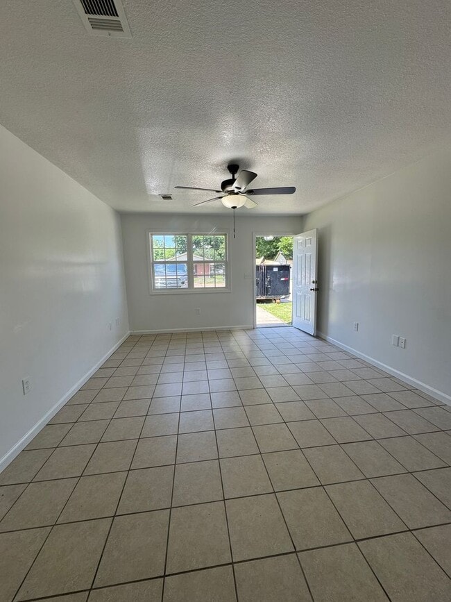 Photo - 2 BED / 1 Bath Apartment in Truman. READY NOW!