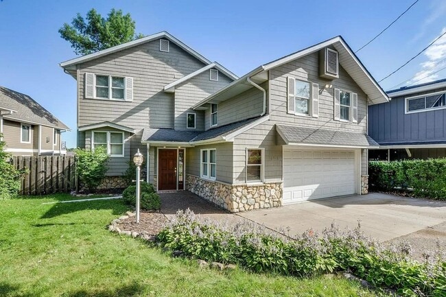 Building Photo - Minnetonka Lakeshore!