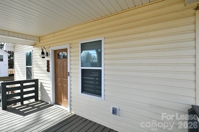 Photo - 746 Opal St