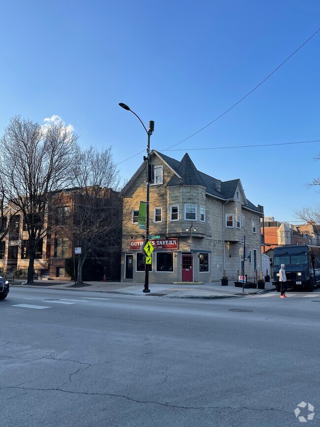 Building Photo - 1300 W Addison St Unit Apt 2