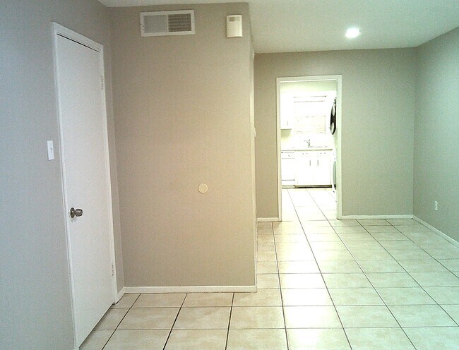 Photo - 1102 W Tri Oaks Ln