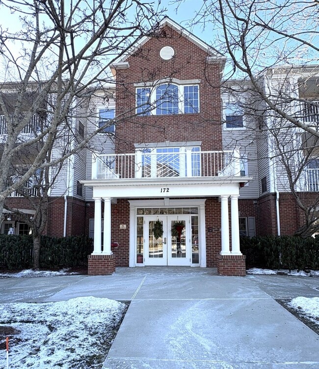 Building Photo - Spacious and Stylish 2 bedroom, 2 bath condo is desirable Coachman's Ridge complex