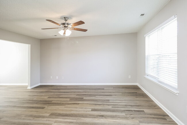 Photo - 2749 Fairstone Ave