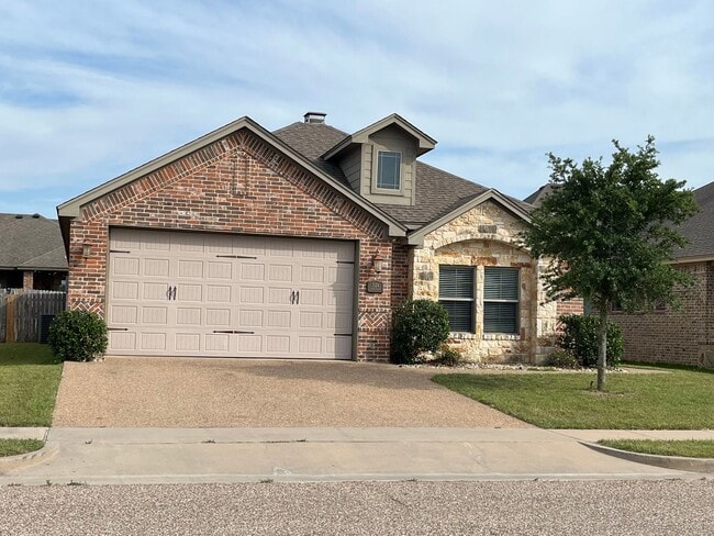 4 Bedroom Single Family Home: Available Now! - 4 Bedroom Single Family Home:  Available Now!