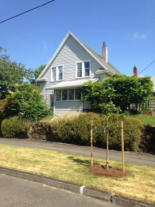 Photo - Charming 3 Bedroom, 2 Bath Home in Sellwood for rent!