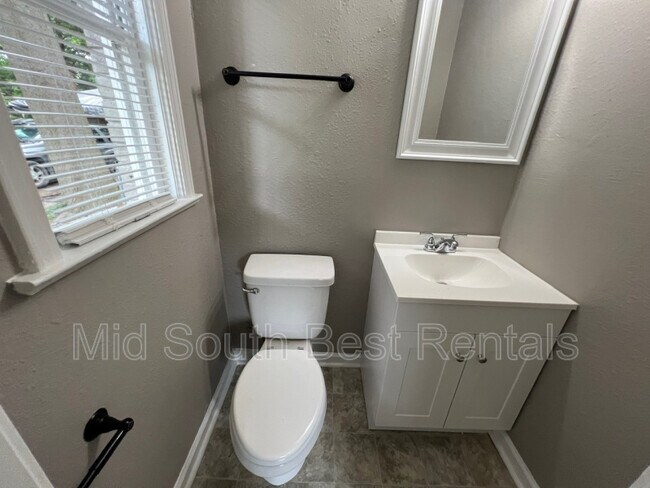 Photo - 1758 Victoria Rd