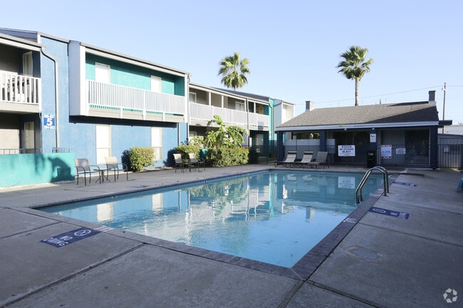Bay Bluff Apartments