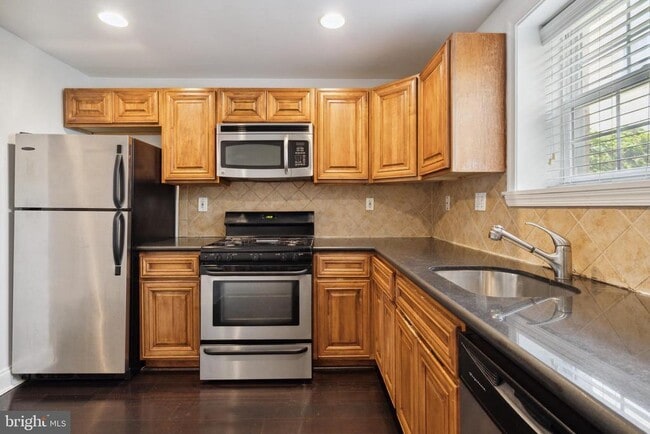 Photo - 2205 League St