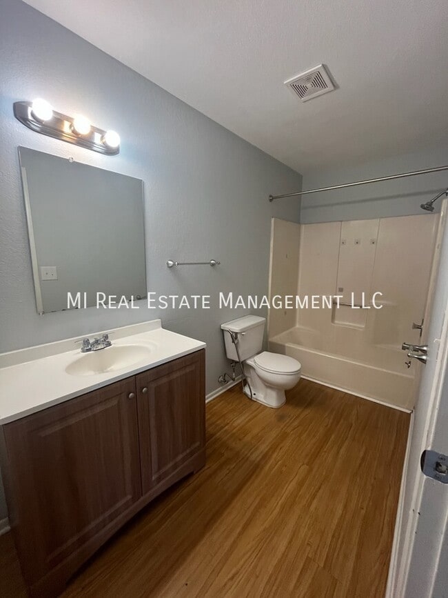 Photo - 326 Stratford Way