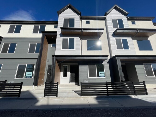 Beautiful New 4-Bedroom, 3-Bathroom Townhouse - Beautiful New 4-Bedroom, 3-Bathroom Townhouse