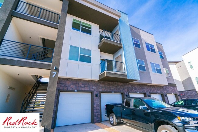 Photo - Spacious 3 Bedroom Unit in Desert Color Wi...