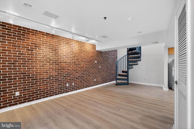 Building Photo - 36 Moore St Unit 3