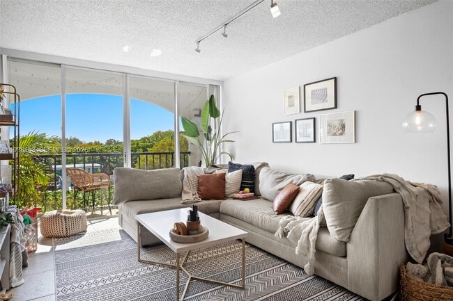 Building Photo - 2150 SW 16th Ave Unit 402