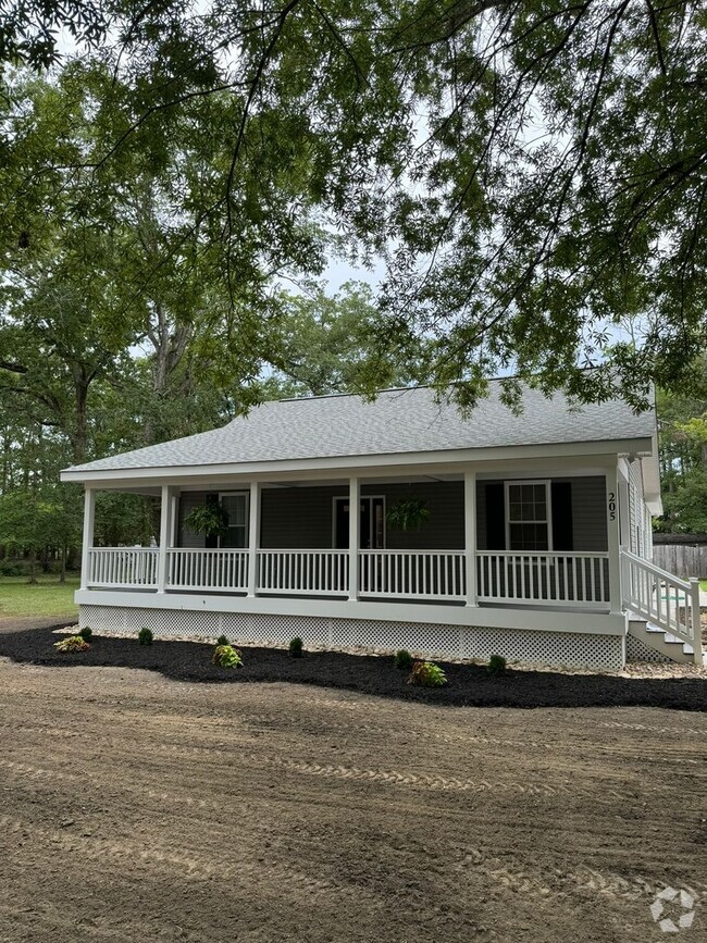 Building Photo - FULLY RENOVATED 3 BEDROOM FARMHOUSE