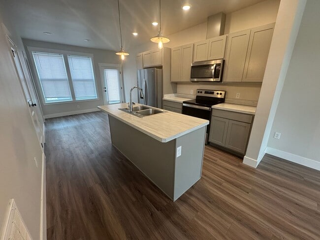 Building Photo - 3 bed 2.5 bath Townhouse