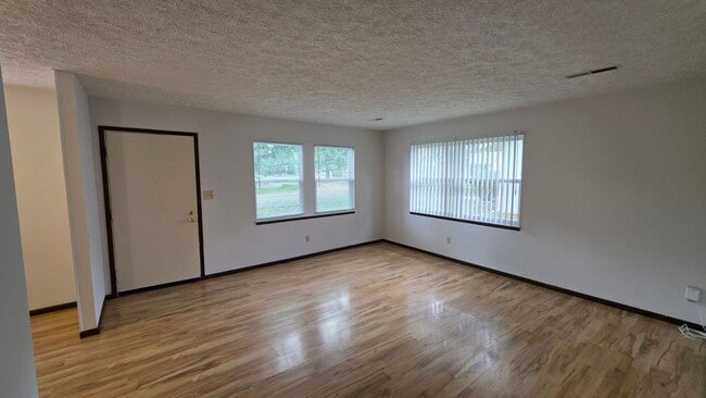Photo - 2 bdrm, 1 1/2 bath home with fenced yard