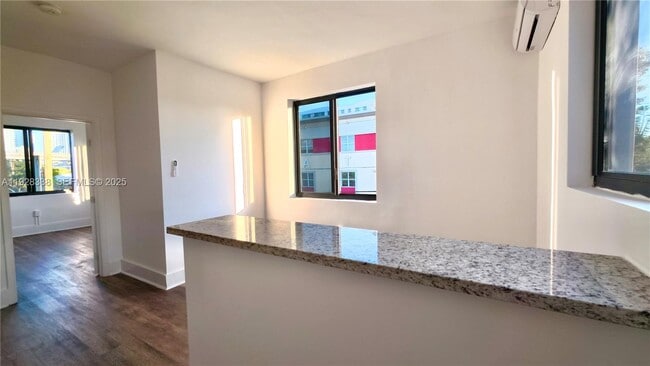 Building Photo - 337 SW 5th Ave Unit 12