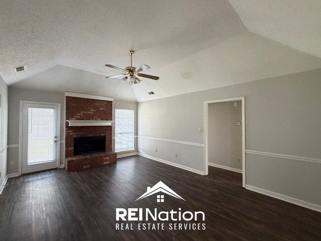 MEMPHIS CHARMER! | Vaulted Ceilings & Hardwood Floors | 3 Bed / 2 Bath & 2-Car Garage