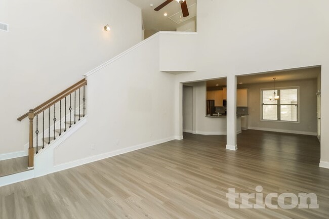 Photo - 404 Ireland Ln