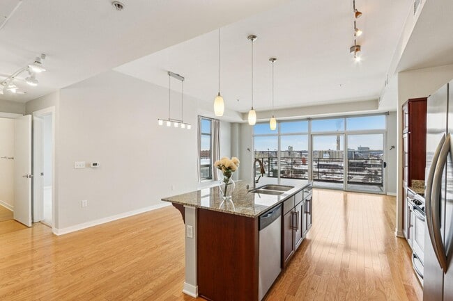 Photo - 106 W Seeboth St