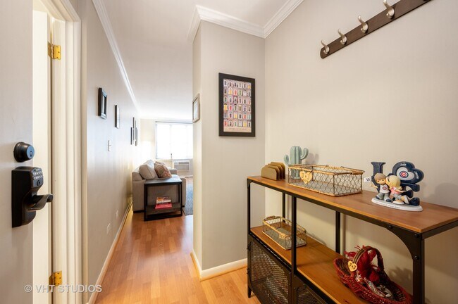 Photo - 435 W Oakdale Ave