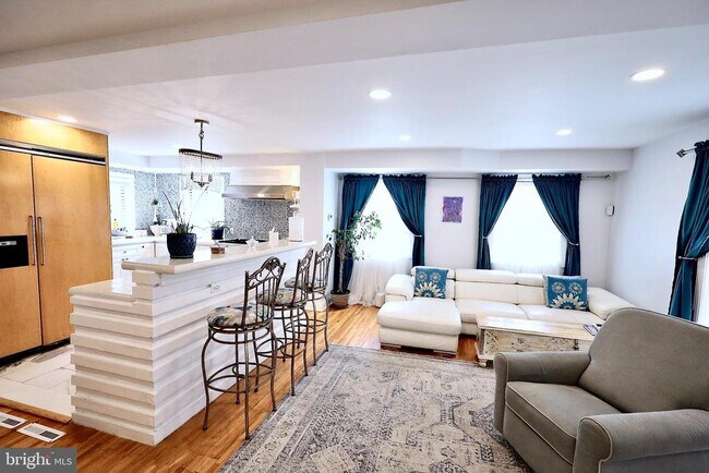 Photo - 701 Lombard St