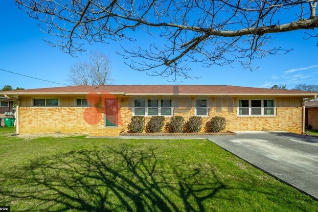 Updated 3 bed 2 bath in East Ridge! Fenced... - Updated 3 bed 2 bath in East Ridge! Fenced... House