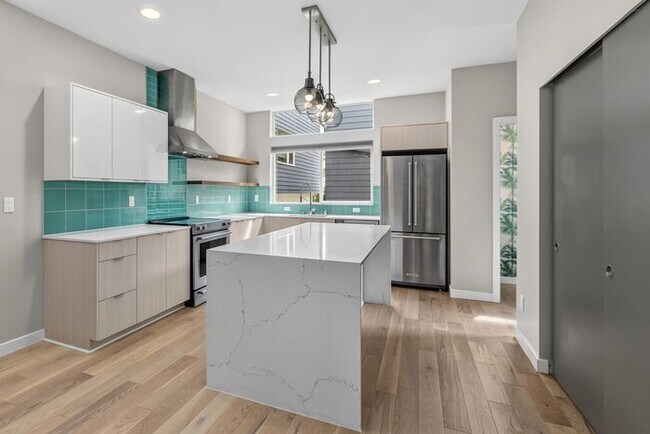 Stunning Standalone Townhome In Coveted Lincoln Park w/ AC (1st Month Free)