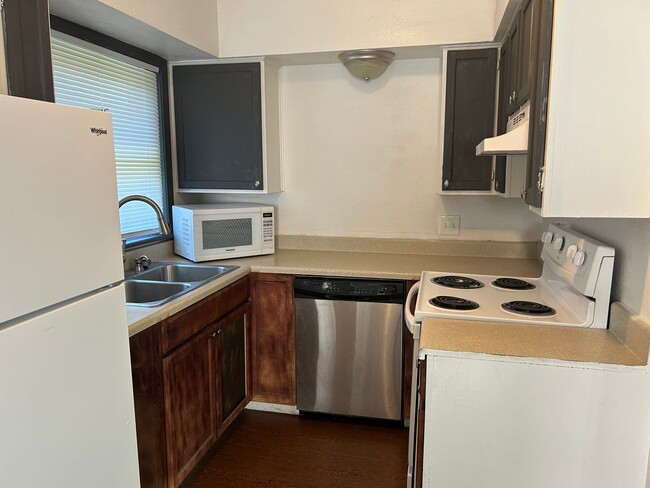 Photo - 215-217 E Adobe St