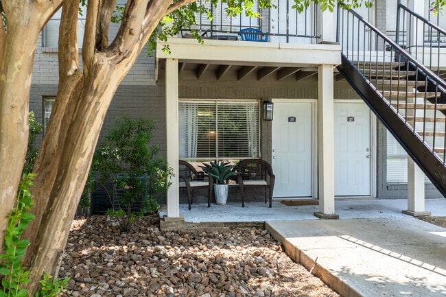 1BR, 1BA - 600SF - Front Door