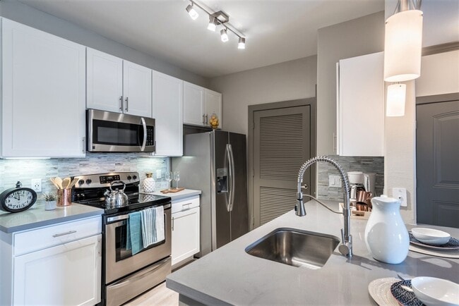 Building Photo - Elevated Lifestyle, With 1 Month Complimen... Unit DGM2 Rental