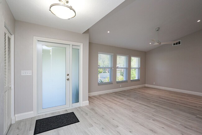 Photo - ***GREAT LOCATION LOGAN WOODS***OVERSIZED ...