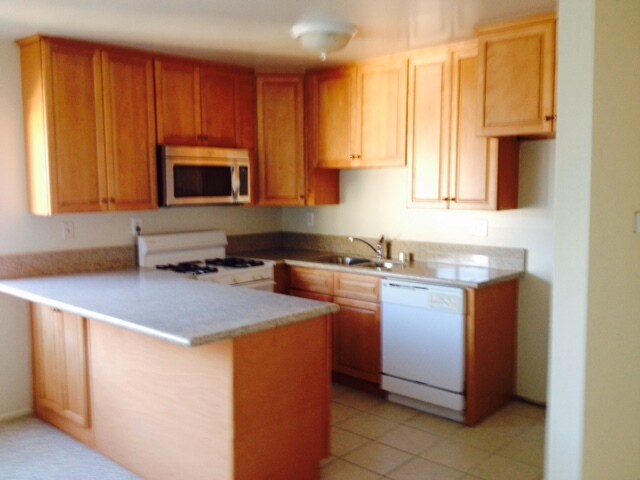 Cocina - 2115 Mathews Ave