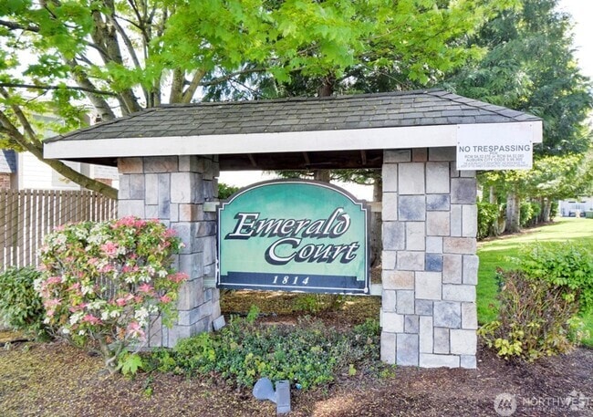 Building Photo - Tri-level 3 bedroom, 1.75 bathroom townhom... Rental