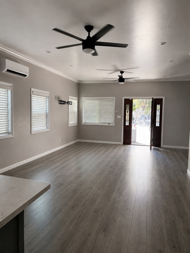 Sala de estar - 1114 W 57th St