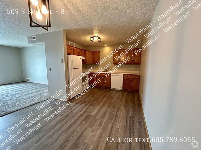 Building Photo - Garden Level 2 Bedroom Apartment - Recentl... Unit 8