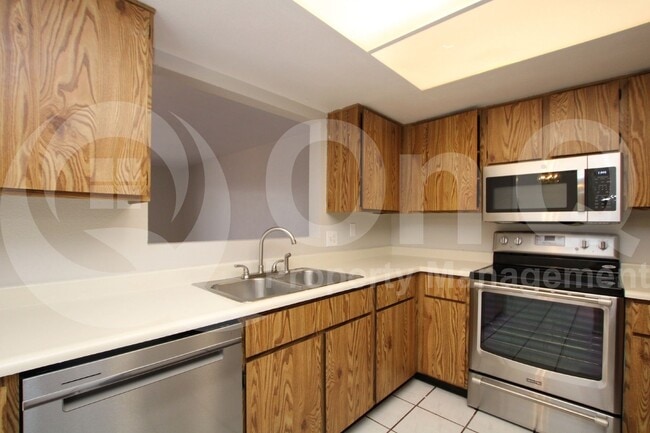 Photo - 744 W Oxford Dr Townhome