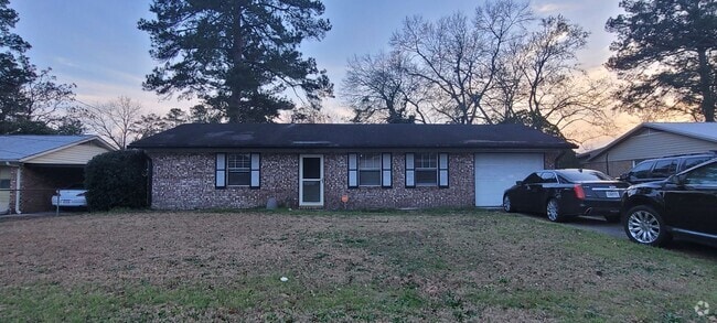 Building Photo - 3 BEDROOMS 1.5 BATH Rental