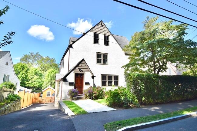 Building Photo - 6 Pemberwick Rd Unit 2nd Fl Rental