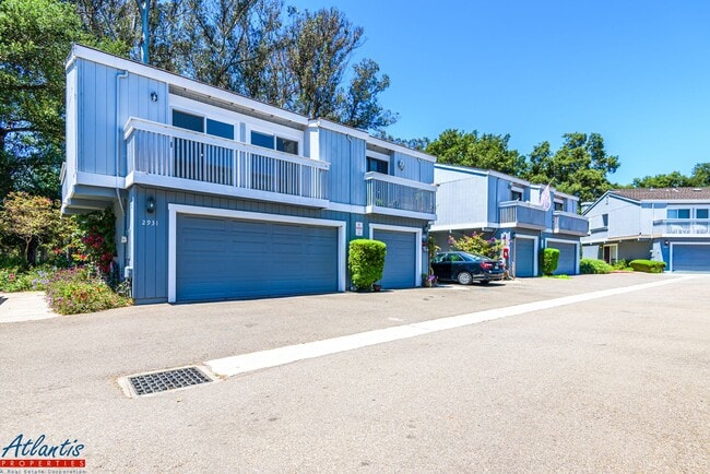 Building Photo - Live Oak Townhouse | Desirable Location