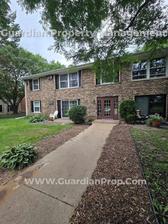 Building Photo - Available now! Hopkins condo with in-unit ... Unit 6