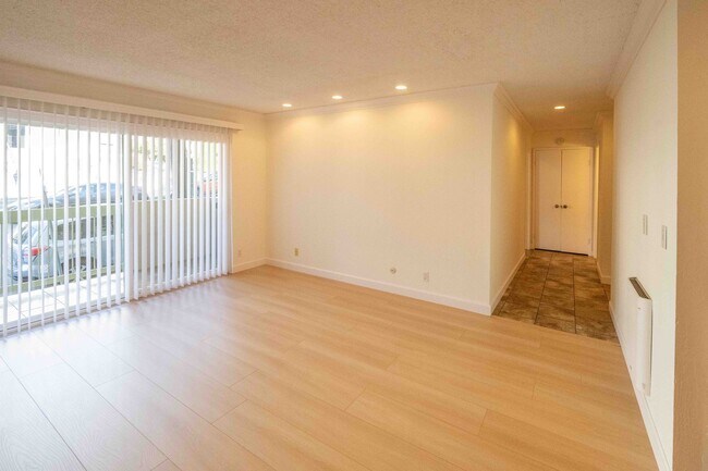 Building Photo - 3845 Harrison St Unit 106